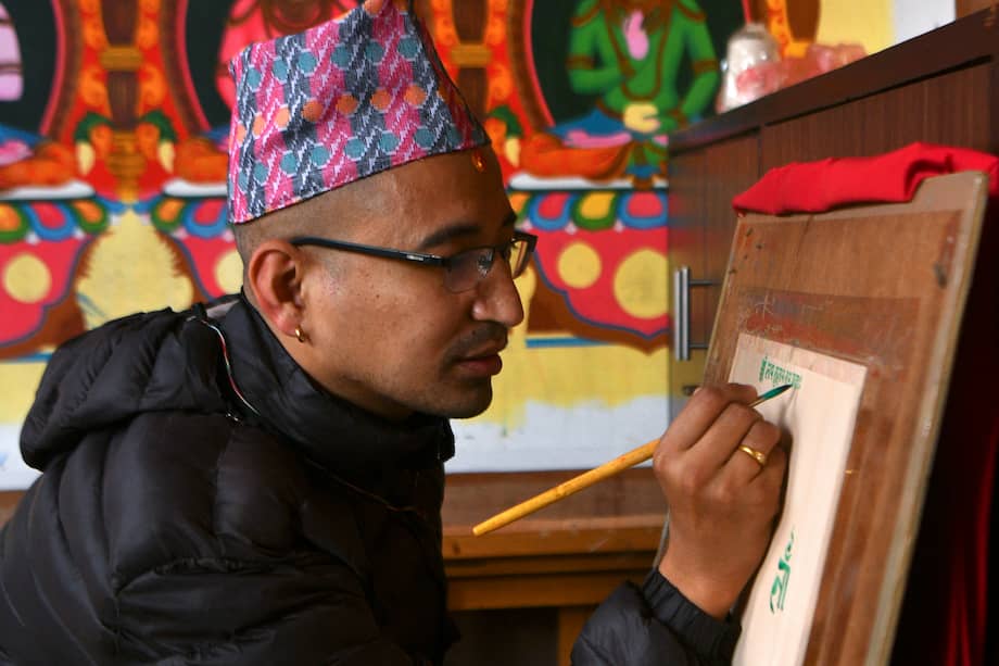 En esta imagen tomada el 24 de noviembre de 2021, el artista de Paubha Ujay Bajracharya trabaja en su interpretación de Green Tara, una diosa de la compasión venerada por budistas e hindúes en el país, en Lalitpur, en las afueras de Katmandú. (Foto de Prakash MATHEMA / AFP)