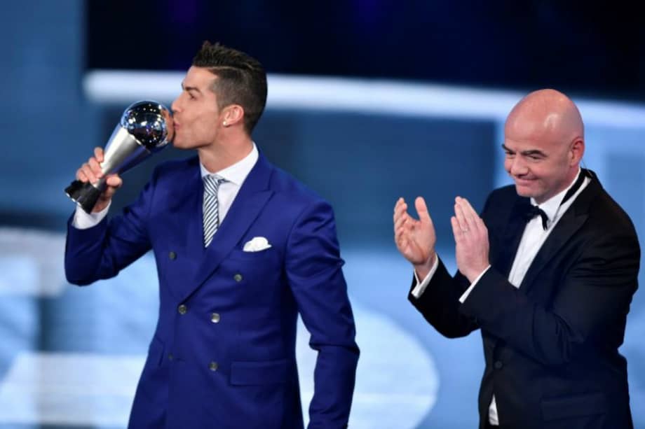 Cristiano Ronaldo, futbolista portugués de Real Madrid, recibió el premio "The Best" de manos del presidente de Fifa, Gianni Infantino. / AFP