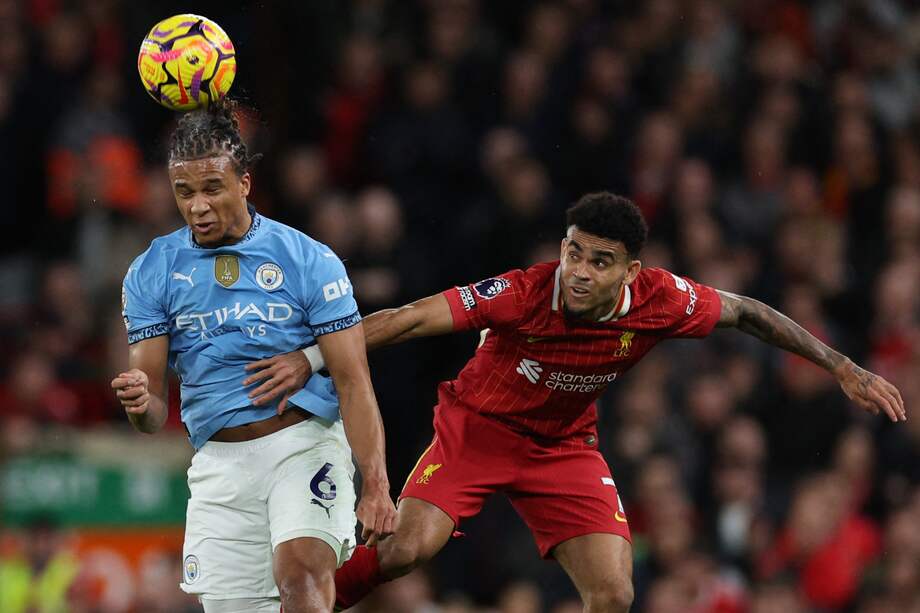 Luis Díaz (der.) disputa un balón con Aké.