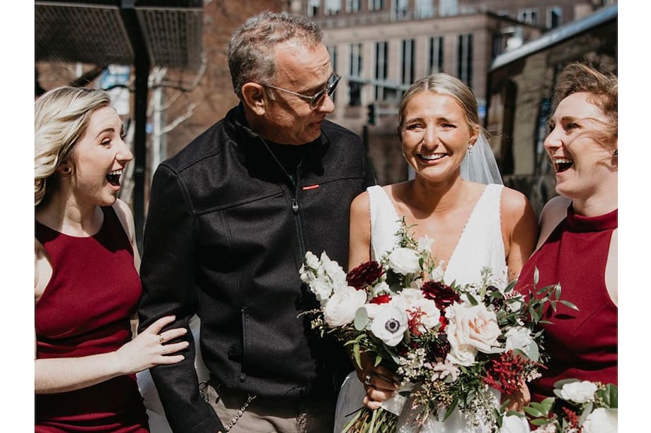 Cuando Tom Hanks se acerca, se presentó y le preguntó si podía hacerse una foto con ella, la sorprendida novia quedó en shock.