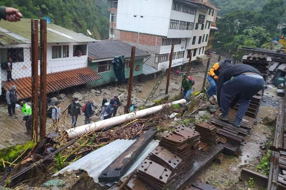 Fotografía de los efectos de las intensas lluvias y el desborde del río Alcamayo hoy, en Aguas Calientes (Perú).