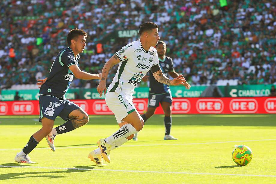 James Rodríguez conduce la pelota en el partido contra Puebla.