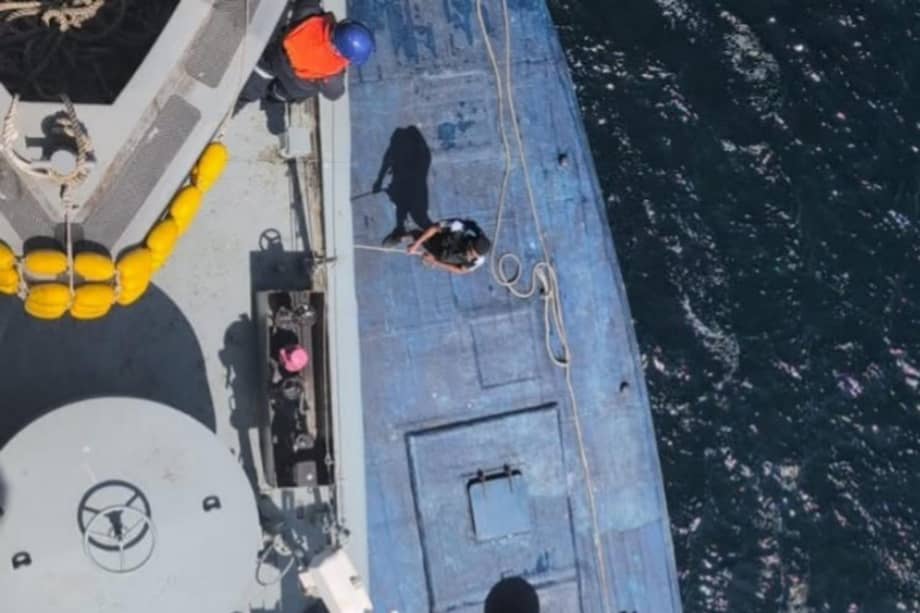 Fotografía difundida por el Ministerio de Defensa de Ecuador que muestra un semisumergible interceptado por las Fuerzas Armadas del país andino.