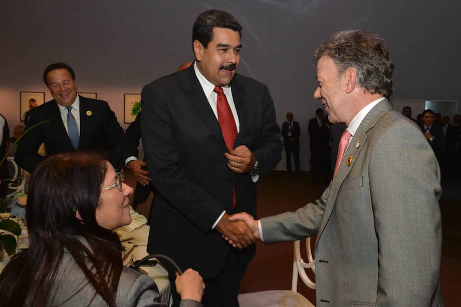 Los presidente Juan Manuel Santos y Nicolás Maduro se saludan a su llegada a la Cumbre de la Celac en Costa Rica. / SIG