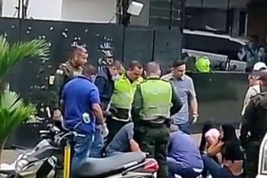 Policías rodean el cuerpo de Leonardo López, quien fue víctima de un ataque sicarial.