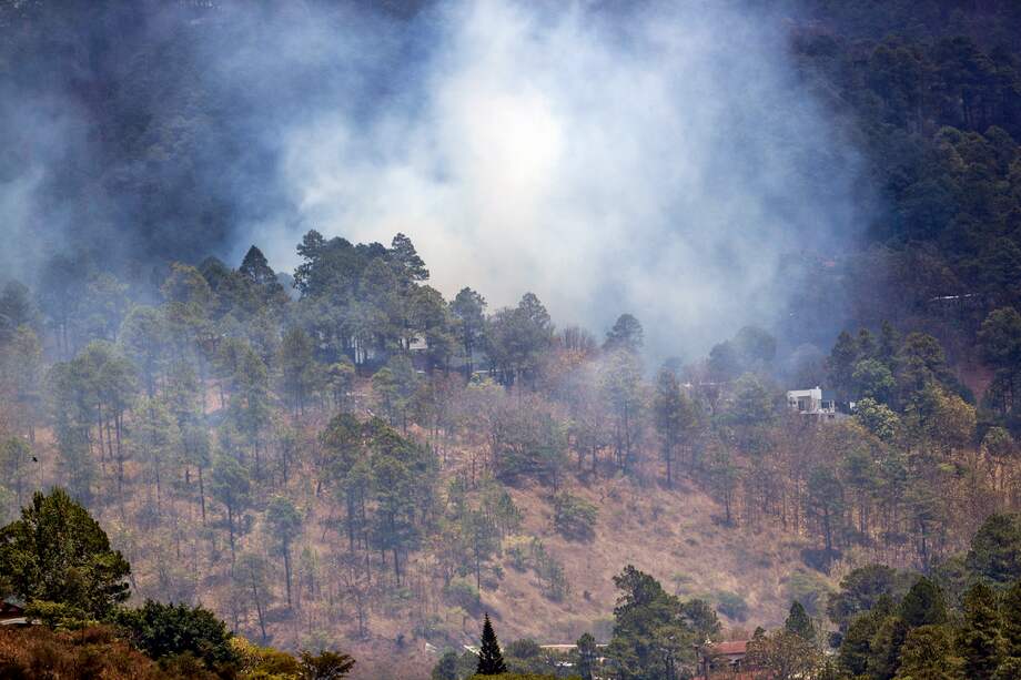 AME7800. SANTA LUCIA (HONDURAS), 15/04/2024.- Fotografía de un incendio forestal este lunes, en uno de los cerros del municipio de Santa Lucía, en el departamento de Francisco Morazán (Honduras). EFE/Gustavo Amador