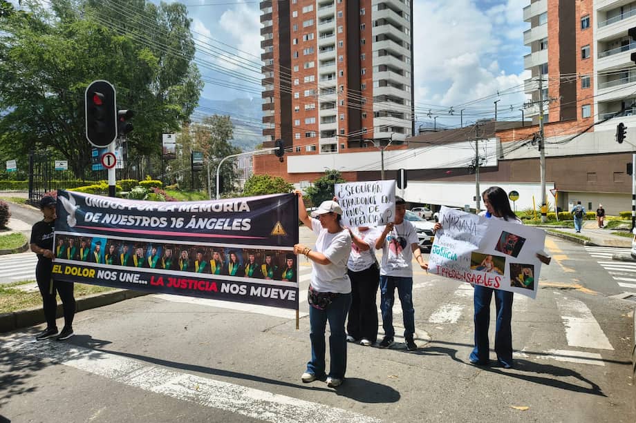 Familiares de las víctimas protestaron el 14 de abril frente al Liceo Antioqueño.