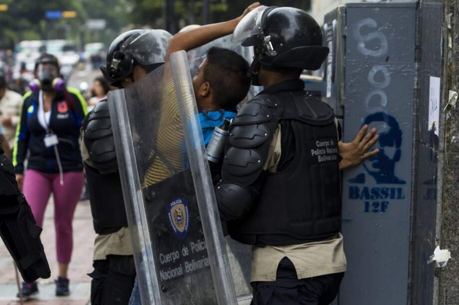 Desisten de juzgar a 112 estudiantes detenidos en manifestaciones contra Maduro