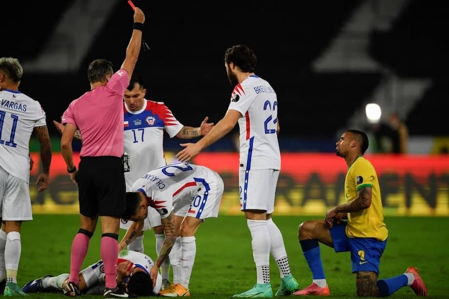 Gabriel Jesús expulsado con roja directa después de su patada.