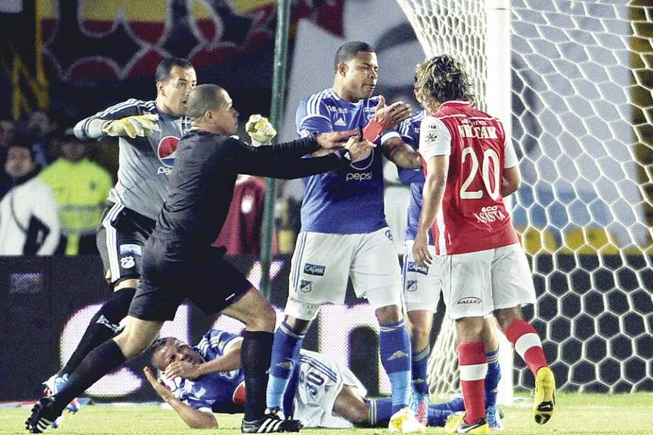 Bedoya discute con Román Torres (también expulsado) luego de pegarle a Ramírez un puntapié en el rostro. / Óscar Pére