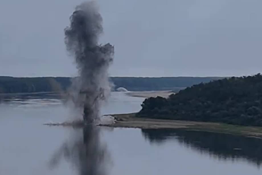 Imágenes de una explosión controlada para desviar aguas del Danubio.