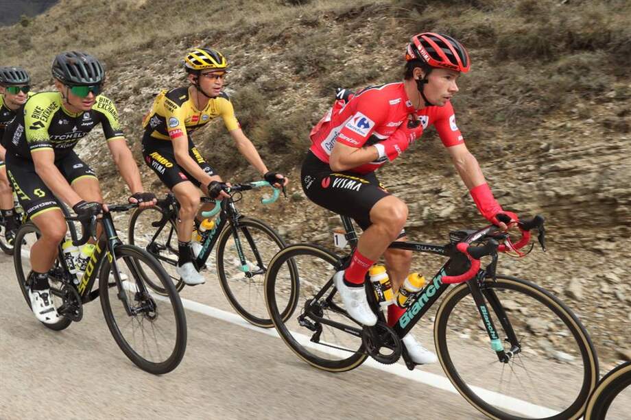 Primoz Roglic vistiendo la camiseta de líder de la Vuelta a España 2020 en la etapa 3.
