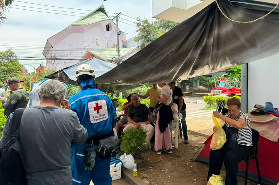 Las familias afectadas permanecen en los alrededores del inmueble, donde esperan respuestas sobre sus viviendas y vigilan las pertenencias que quedaron en el interior.