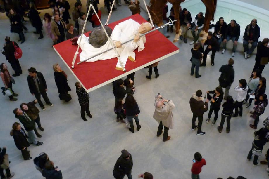 "La novena hora" representa al papa Juan Pablo II aparentemente siendo impactado por un meteorito.