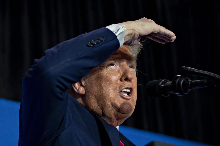 El mandatario Trump habló con la prensa después de firmar una ley para dotar de 8.300 millones de dólares la lucha contra el nuevo coronavirus. / Bloomberg.