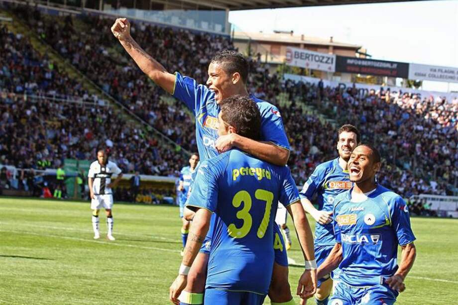 Roberto Pereyra levanta a Luis Fernando Muriel luego de que el colombiana le marcara a Parma. / EFE