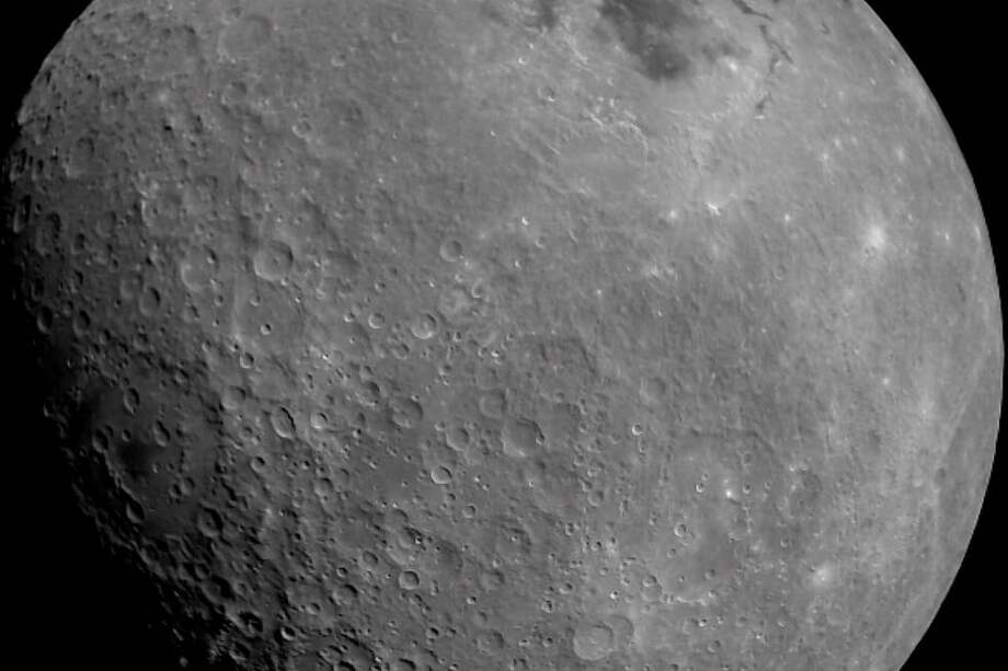 La fotografía está tomada a una altura de aproximadamente 2.650 kilómetros de la superficie lunar el 21 de agosto de 2019. La cuenca Mare Orientale y los cráteres Apollo se identifican en la imagen.
/ EFE