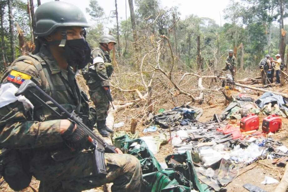 Tras el bombardeo al campamento de “Raúl Reyes”, las autoridades incautaron tres computadores portátiles, dos discos duros y tres memorias USB. / EFE