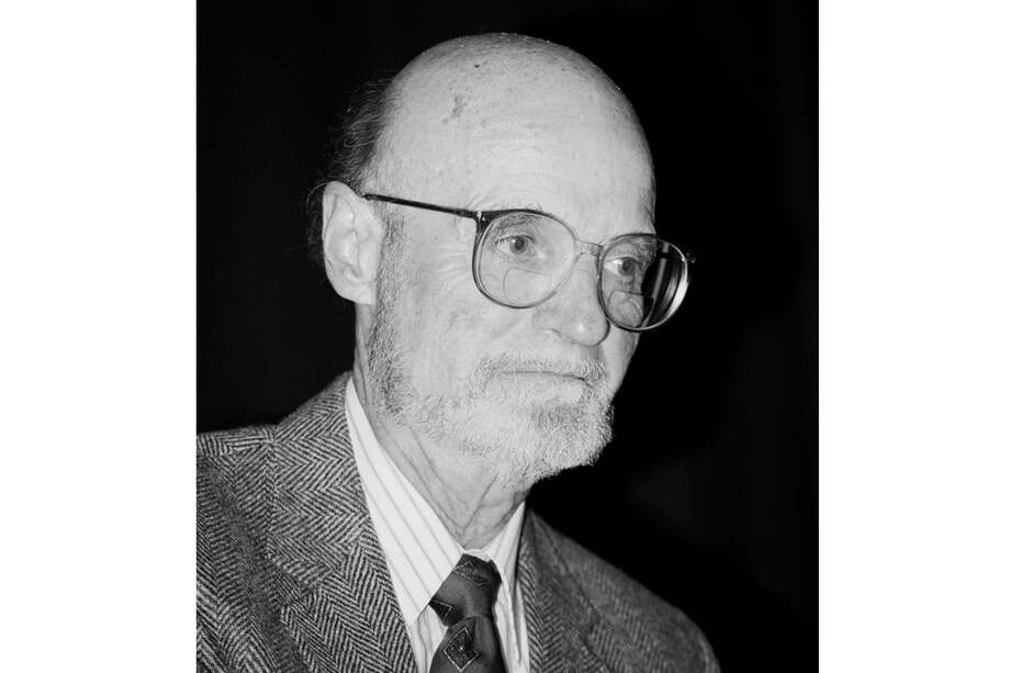 El autor era conocido por su trabajo literario posmodernista y metaficcional.