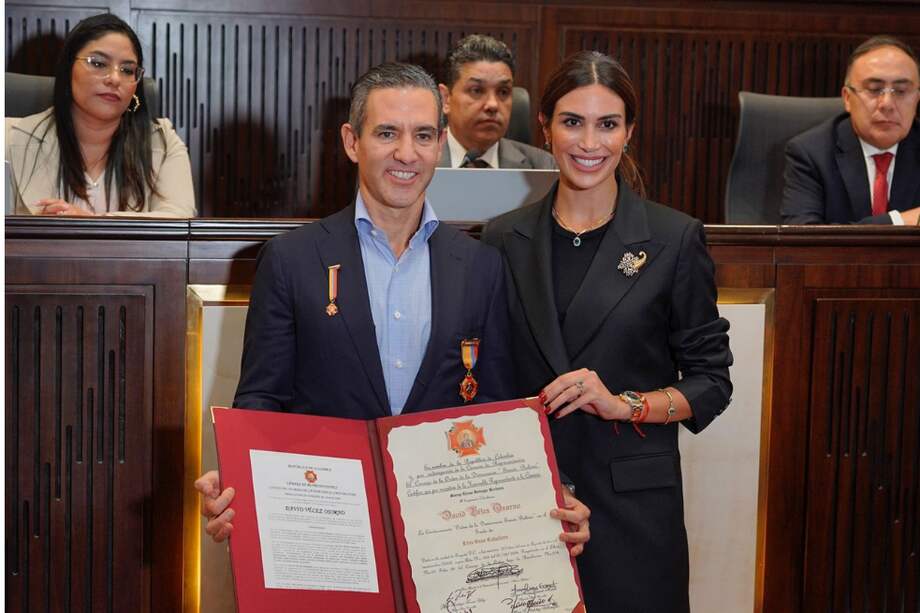 David Vélez, creador de Nu Bank (izq), con la representante del Partido de la U, Saray Robayo.