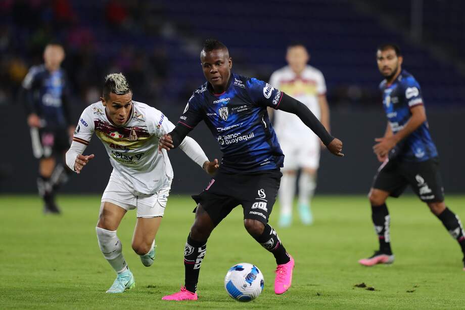Danny Cabezas (c) de Independiente disputa el balón con Juan David Ríos de Tolima hoy, en un partido de la Copa Libertadores.
