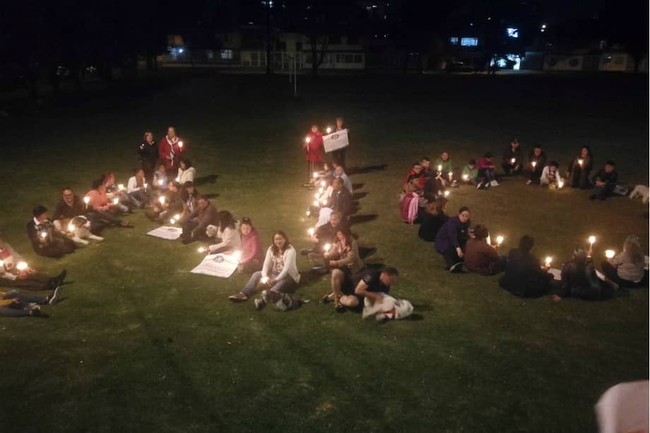 Imagen del plantón con velas en el parque Normandía, de Engativá. / Cortesía Juan Carlos Figueroa