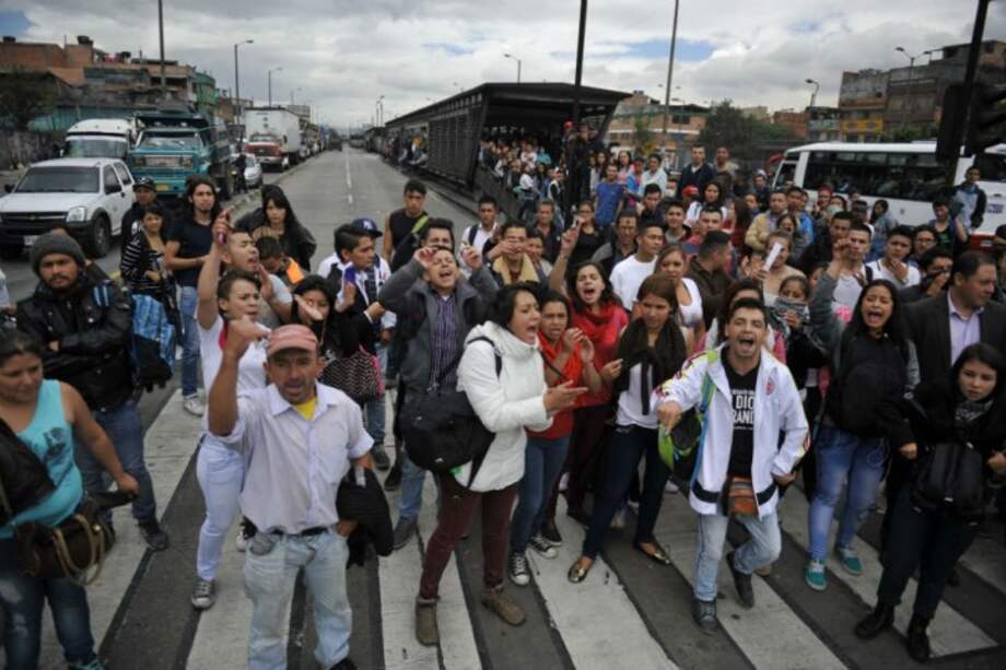 La manifestación comenzó en las primeras horas de la mañana, cuando algunos usuarios bloquearon la vía ante la avería de un articulado y la demora del paso de buses. Hacia las 9:00 a.m. la situación se había salido de cauce. /Gustavo Torrijos - El Espectador
