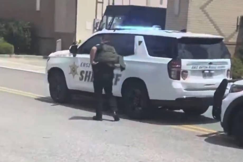 Video muestra a policías afuera de un centro comercial en Baton Rouge tras un tiroteo con varios heridos, el segundo en menos de una semana.