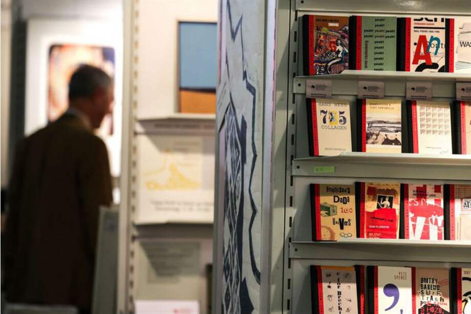 La Feria del Libro de Fráncfort abrió sus puertas al público el pasado 10 de octubre, en una edición en la que se mezclan el comercio y el debate político en torno a temas como la libertad de expresión y las crecientes tendencias totalitarias en diversas partes del mundo. / EFE