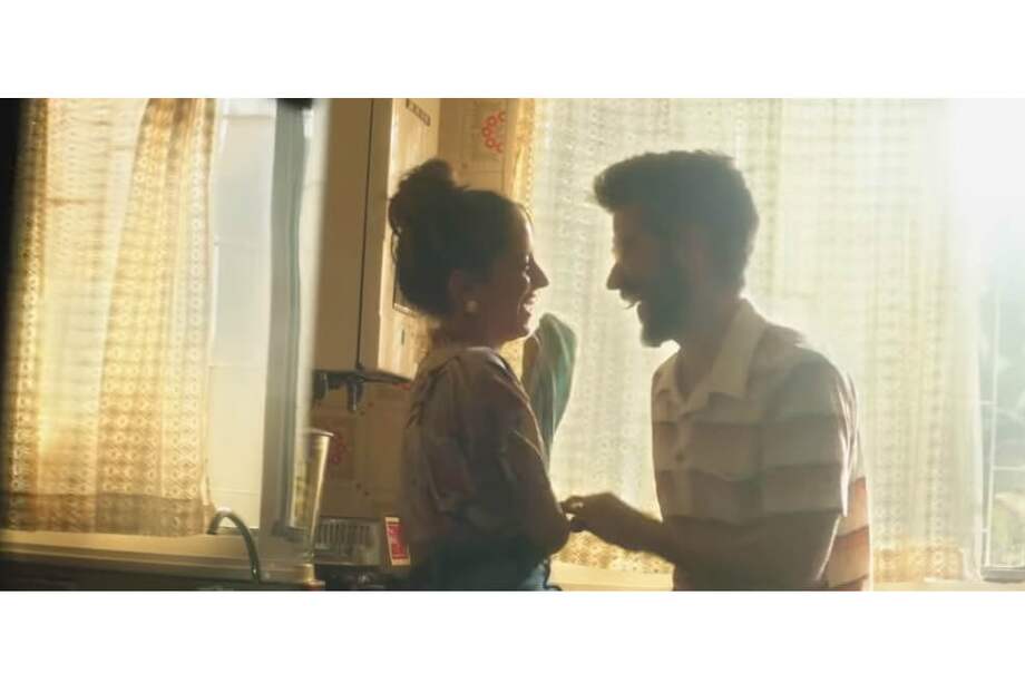Evaluna y Camilo Echeverry en el video "Te adoraré" de Ricardo Montaner.