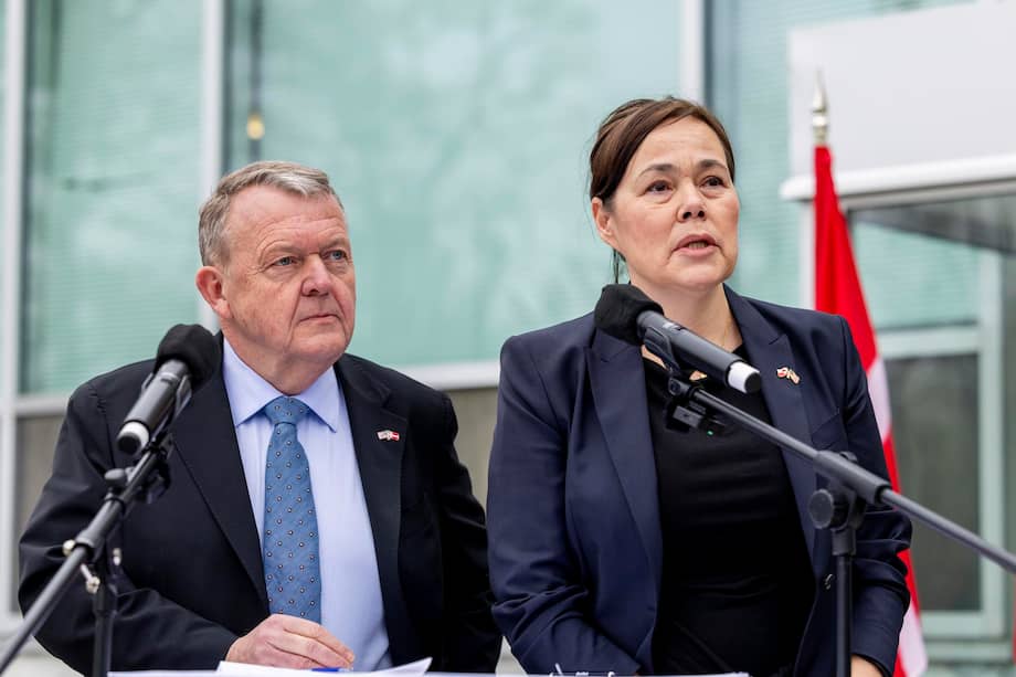 El ministro de Asuntos Exteriores de Dinamarca, Lars Lokke Rasmussen (izq.), y la ministra de Asuntos Exteriores de Groenlandia, Vivian Motzfeldt, pronuncian un discurso ante los medios de comunicación tras su reunión con el vicepresidente estadounidense, J. D. Vance, y el secretario de Estado, Marco Rubio, en la Embajada de Dinamarca en Washington.
