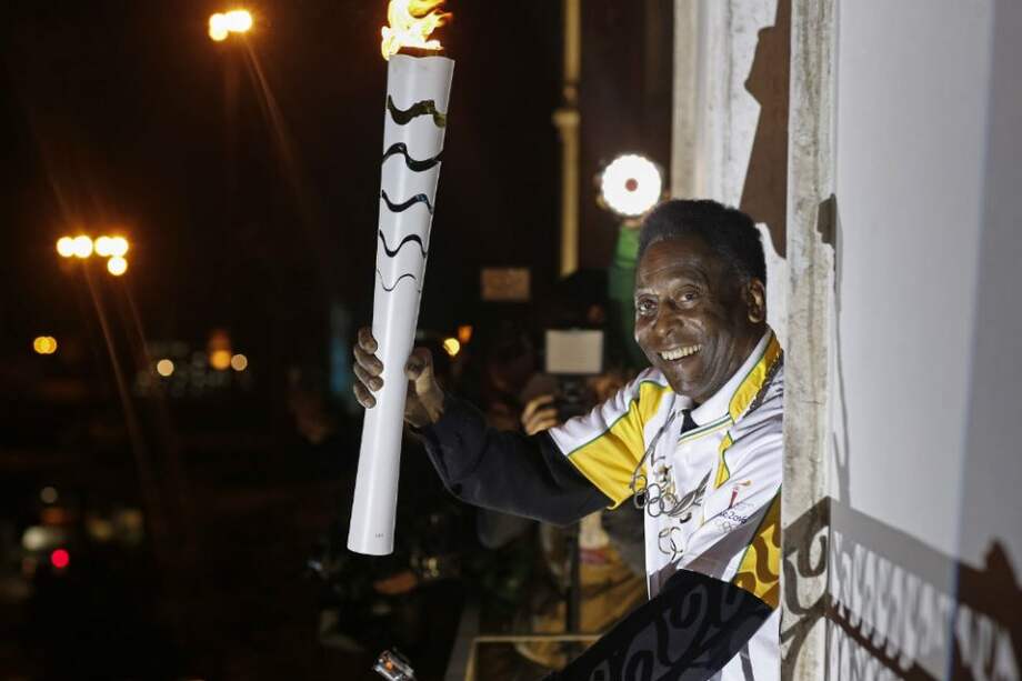 Pelé con la antorcha olímpica. Foto: AFP