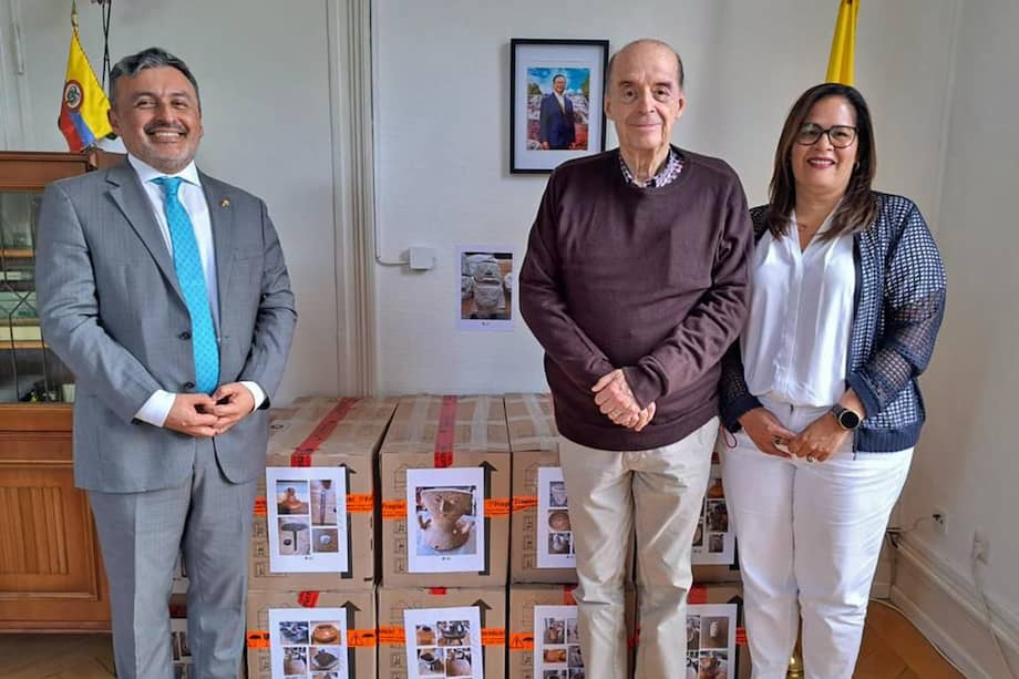 Fotografía cedida por la oficina de prensa de la Cancillería de Colombia del ministro de Relaciones Exteriores, Alvaro Leyva (c), junto a unas cajas que contienen piezas arqueológicas, hoy, en Fráncfort del Meno (Alemania).