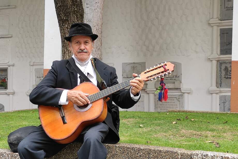 Hace doce años José Manuel Ospina se pensionó y decidió dedicar su vida de lleno a la música. Parte de su oficio consiste en ofrecer serenatas para las personas que despiden a sus seres queridos en los cementerios de Medellín.
