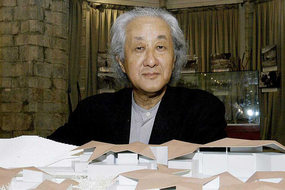 El arquitecto japonés Arata Isozaki junto a la maqueta de su proyecto para el balneario de Arties, en el municipio leridano de Naut Arán, durante su presentación a los medios de comunicación en dicha localidad. EFE/Laurent Dominique
