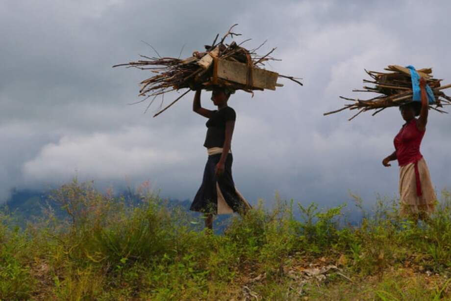 Dos mujeres llevando madera en Uganda. / Pixabay