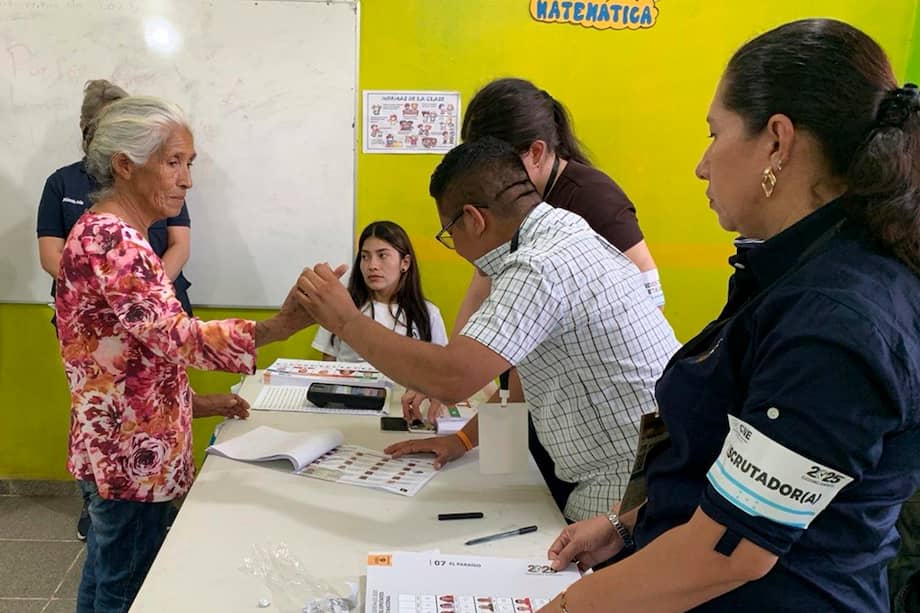 Una persona vota este domingo, en San Antonio de Flores, El Paraíso (Honduras).