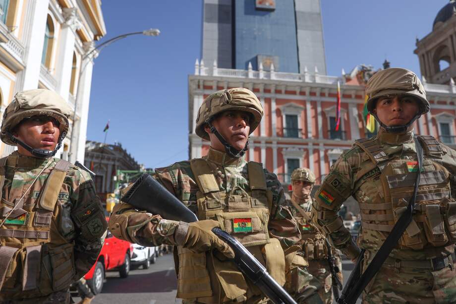 Militares frente a la sede del Gobierno de Bolivia, en La Paz.