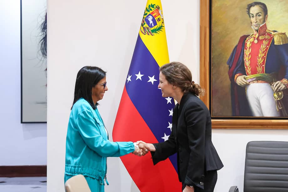 Delcy Rodríguez saluda a la vicepresidenta para América Latina y el Caribe del Banco Mundial, Susana Cordeiro Guerra, en Caracas (Venezuela).