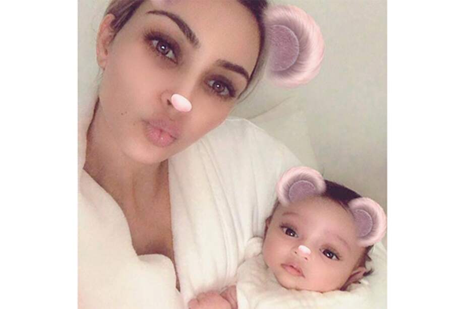 Kim Kardashian y la pequeña Chicago, posando para sus fans en Instagram. / Bang Showbiz