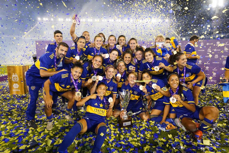 Las jugadoras de Boca Juniors celebrando el primer título del fútbol profesional femenino en Argentina.