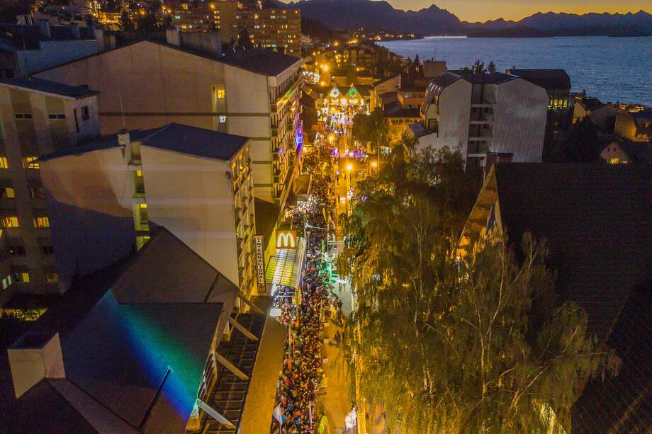 Fotografía cedida por Visit Argentina que muestra una vista aérea de la calle Mitre durante el Festival del Chocolate, en la ciudad de Bariloche.