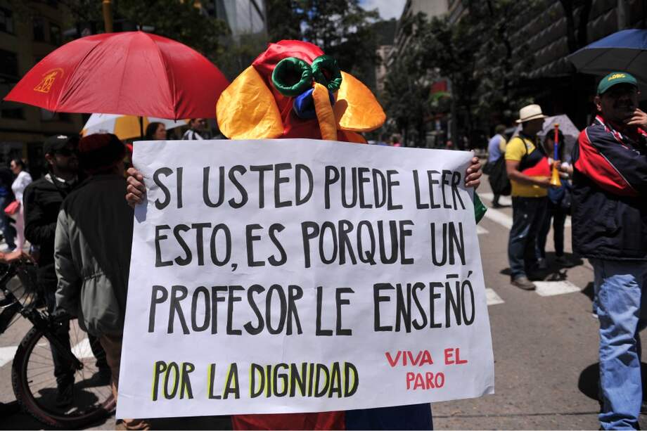 Estudiantes cumplen un mes sin clases