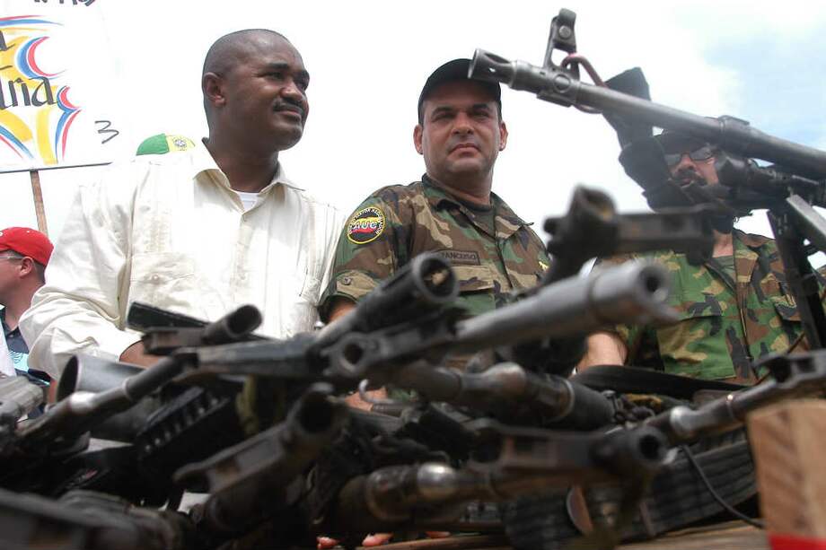 El exjefe ‘para’ Salvatore Mancuso (centro) durante la desmovilización de un bloque de las autodefensas / Archivo