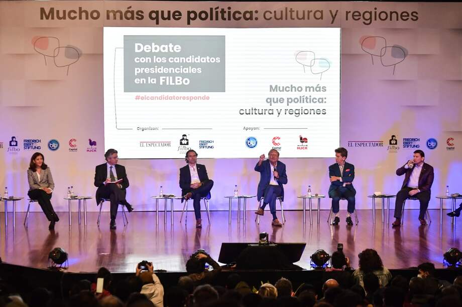 Ingrid Betancourt, Enrique Gómez, Federico Gutiérrez, Rodolfo Hernández, Luis Pérez y John Milton Rodríguez fueron los asistentes al debate presidencial en la Feria del Libro de Bogotá.