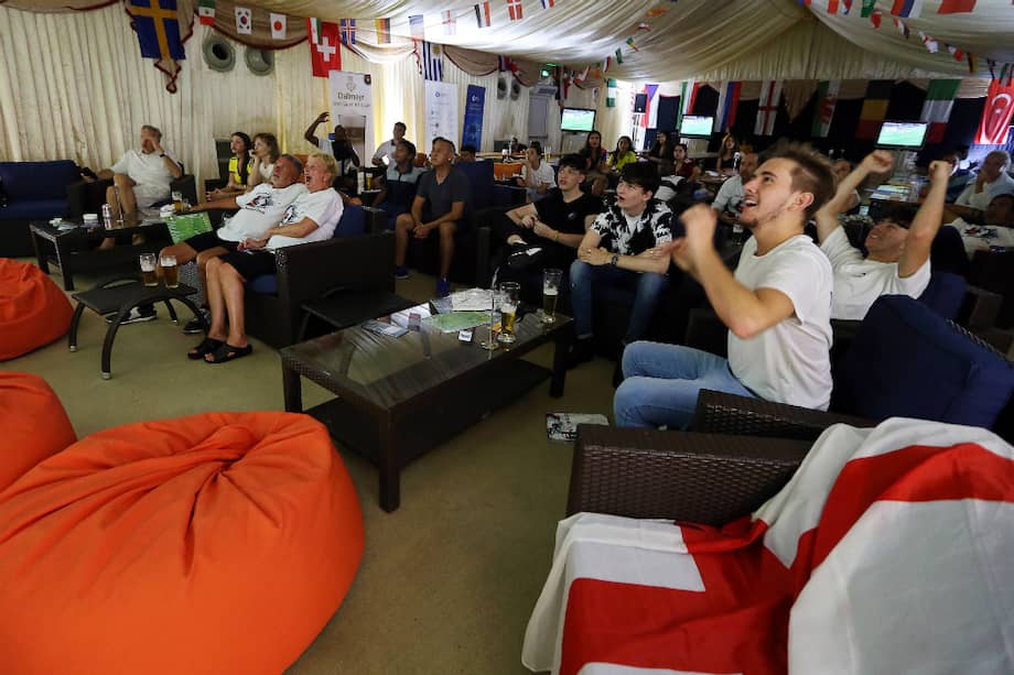 Aficionados ingleses durante el partido entre su equipo y la selección de Colombia. / EFE
