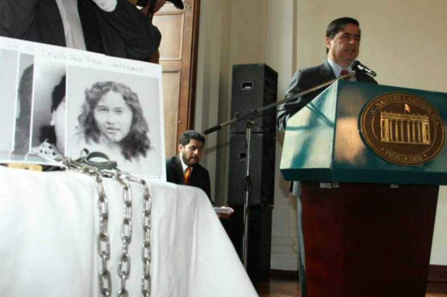 El presidente del Senado, Juan Fernando Cristo, en encuentro con víctimas.