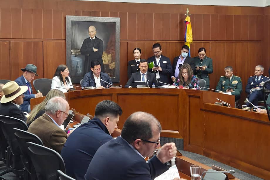 El ministro de Defensa, Pedro Sánchez, junto al comandante de la Fuerza Aérea, general Luis Fernando Silva, y otros oficiales, defendieron el mantenimiento de la flotilla militar y policial durante un debate en la Comisión Sexta del Senado.