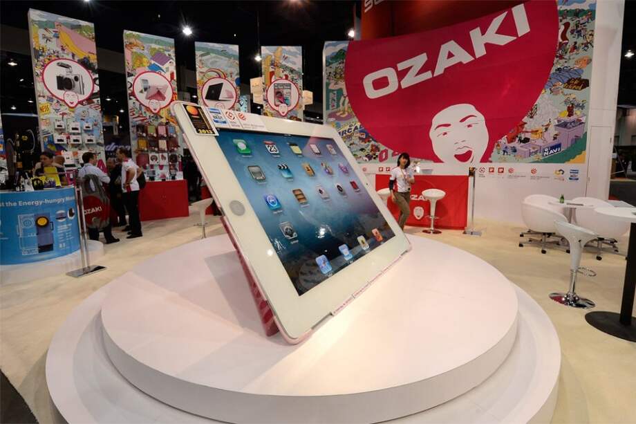Una tablet gigante se exhibe en el puesto de Seidio Ozaki en la feria de tecnología CES 2013 de Las Vegas en EE.UU. / EFE