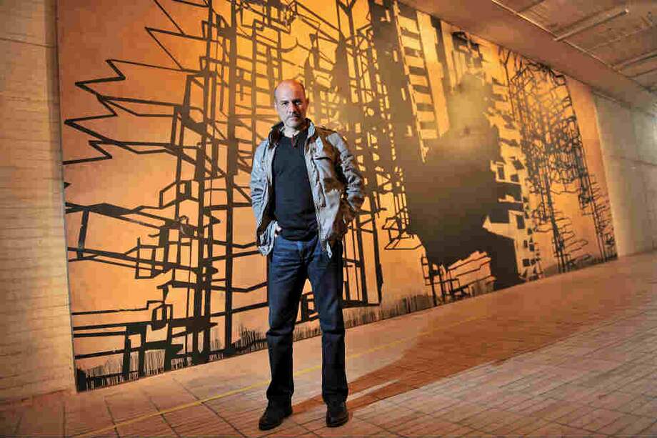 El pintor Jaime Franco y su muestra ‘Sentinela’, en la que pinta una abstracción de las Torres del Parque con barro y vinilo adhesivo. / David Campuzano